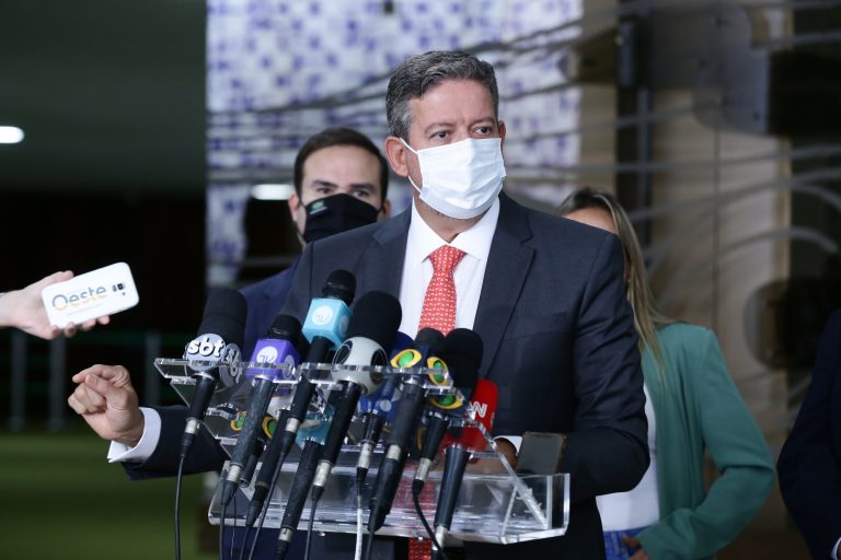 Lira deve colocar em pauta proposta de lei em defesa do Estado Democrático de Direito