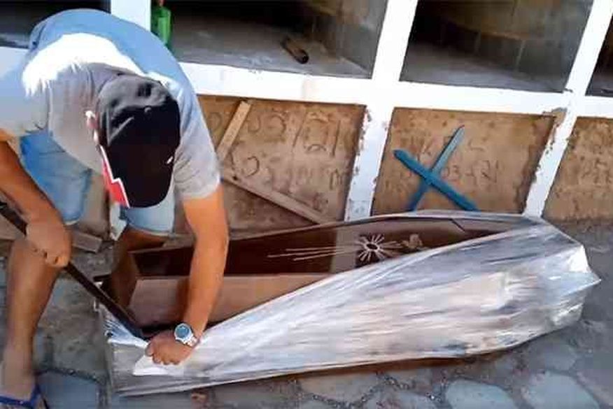 Vereador abre caixão com facão para provar que homem não morreu de Covid-19