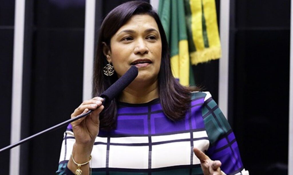 Deputada federal segue intubada em SP e tem melhora na oxigenação, diz assessoria
