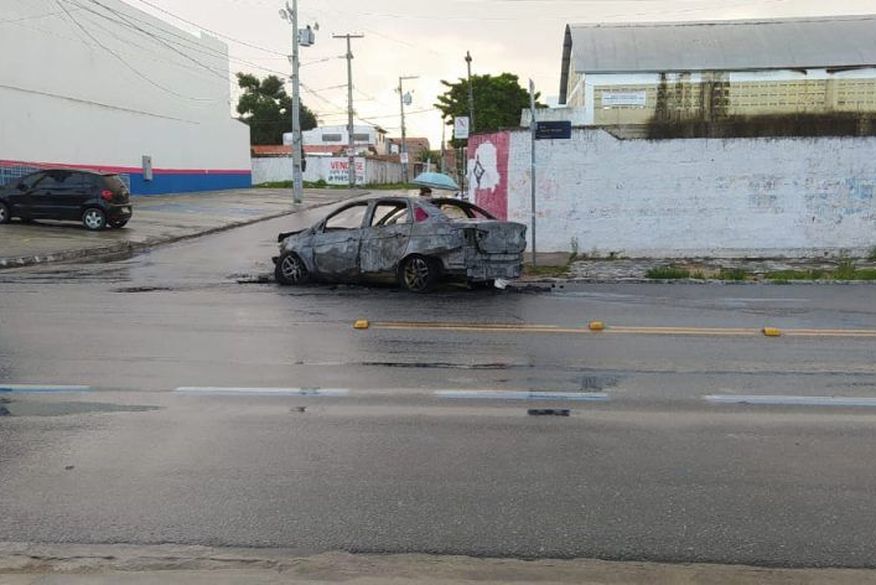 Carro pega fogo e fica completamente destruído em via pública de João Pessoa