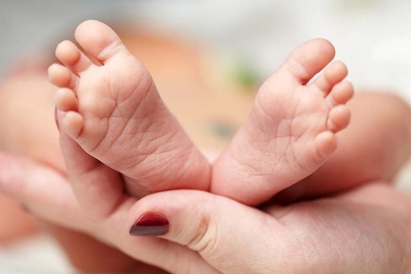 Após seis paradas cardíacas, bebê de 4 meses que caiu da cama deixa UTI