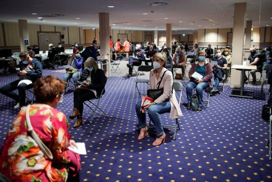 França anuncia vacina para todos os adultos a partir de 15 de junho