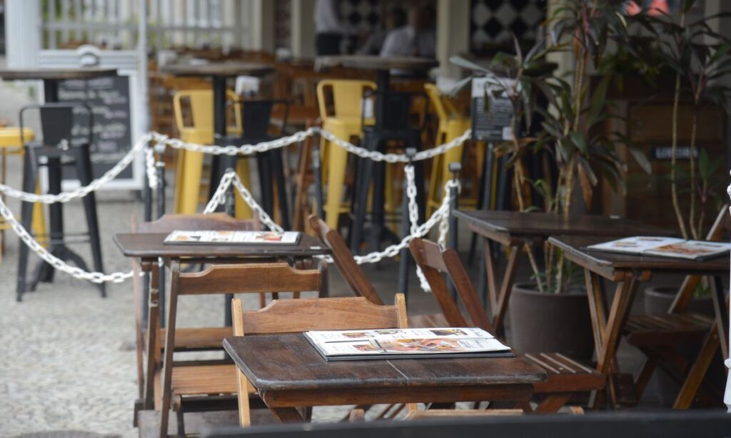 Novo decreto aumenta restrições para bares e restaurantes e proíbe cinemas e eventos sociais