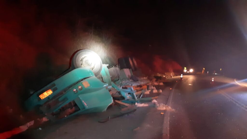 Motorista de caminhão morre após veículo tombar na Serra de Santa Luzia
