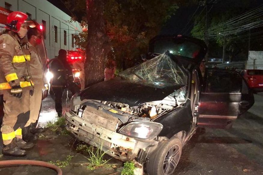 Criança de 5 anos e pai morrem após veículo colidir com árvore em avenida, na PB