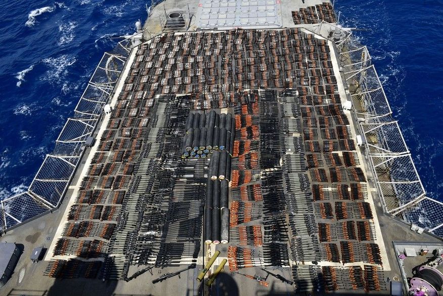 Marinha dos EUA faz apreensão gigantesca de armas no Mar da Arábia