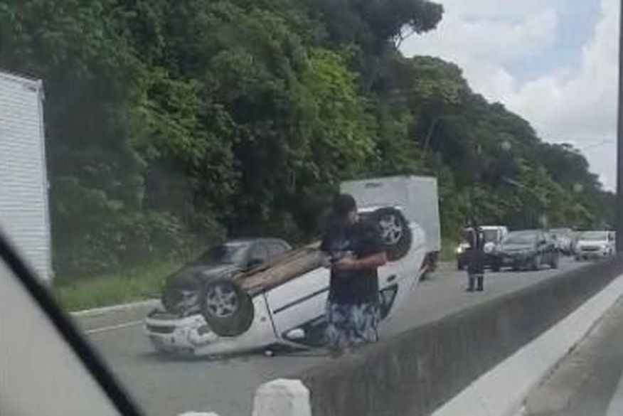 Veículo capota e deixa trânsito lento na BR-230, nas proximidades da UFPB