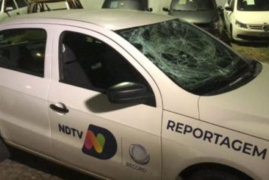 Equipe da Record é agredida durante reportagem em Santa Catarina; carro fica quebrado