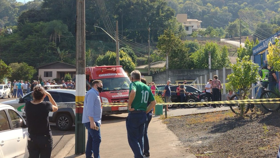 Jovem invade escola e mata 3 crianças e uma professora no Oeste de SC