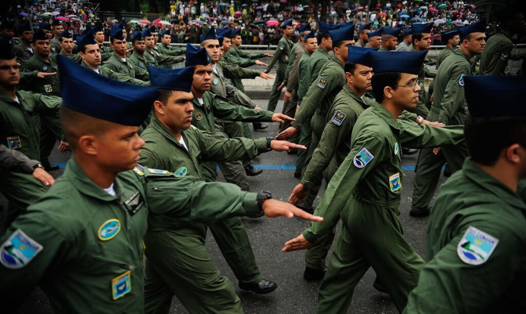 Decreto presidencial prorroga alistamento militar até 31 de agosto