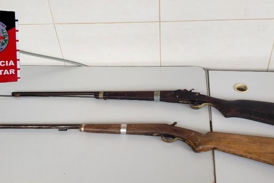Polícia apreende armas encontradas na casa de homem que responde por violência doméstica