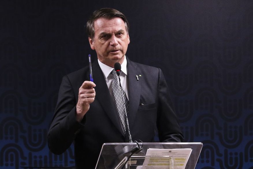 Presidente Jair Bolsonaro passa mal e é internado em hospital de Brasília