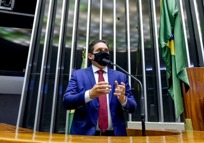 Inclusão – Câmara aprova ensino de Libras como primeira língua para surdos