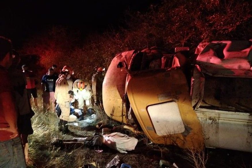 Motorista morre após perder controle e capotar caminhão-pipa em rodovia da Paraíba