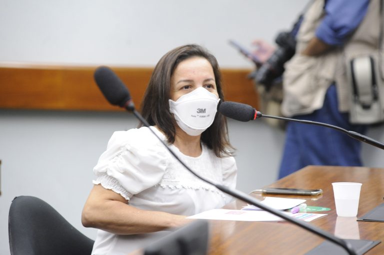 Comissão rejeita inscrição do tipo sanguíneo nos uniformes escolares