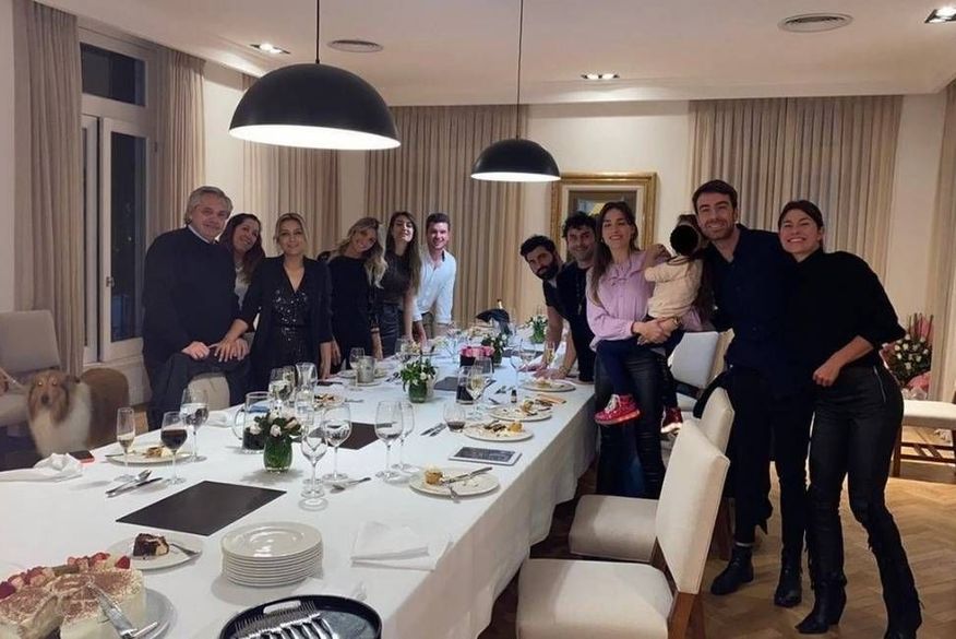 Após vazamento de foto, opositores pedem impeachment do presidente argentino por violar quarentena
