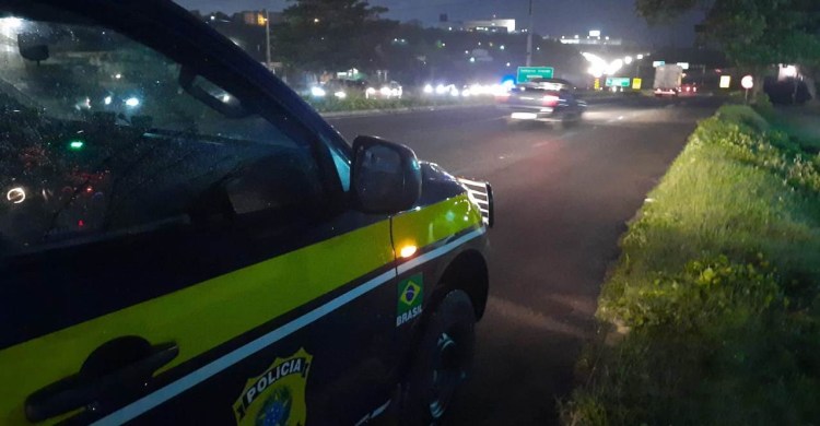 Homens são presos após roubarem carro e trocarem tiros com a PRF