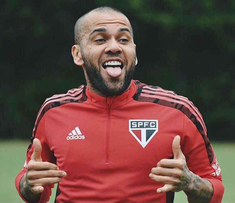 São Paulo comunica saída de Daniel Alves do clube
