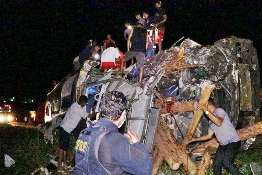 Acidente envolvendo ônibus, van e carreta deixa 12 mortos e pelo menos 17 feridos na BR-101