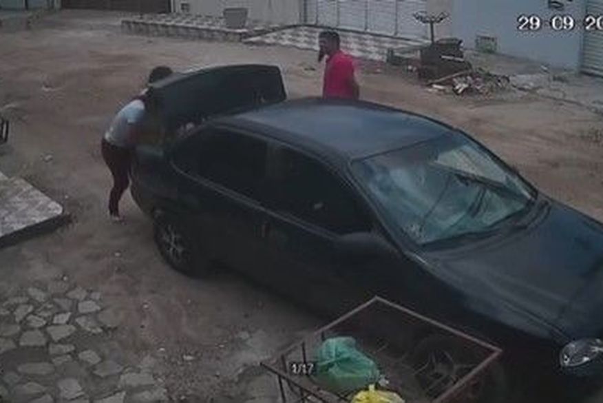 Homem aborda carro que levava feira de idosa, rouba carne, dinheiro e foge na PB