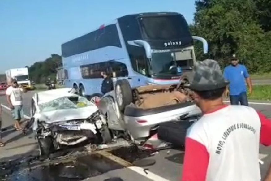 Acidente envolvendo dois carros deixa uma pessoa morta em rodovia da Paraíba