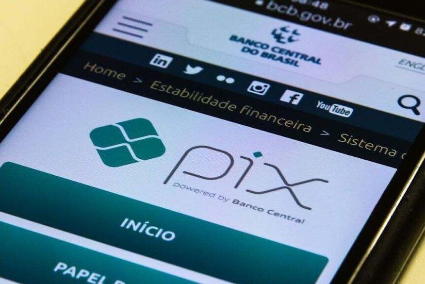Contra-ataque a golpe com Pix inclui segundo celular, botão do pânico e ‘amigo autenticador’; veja lista