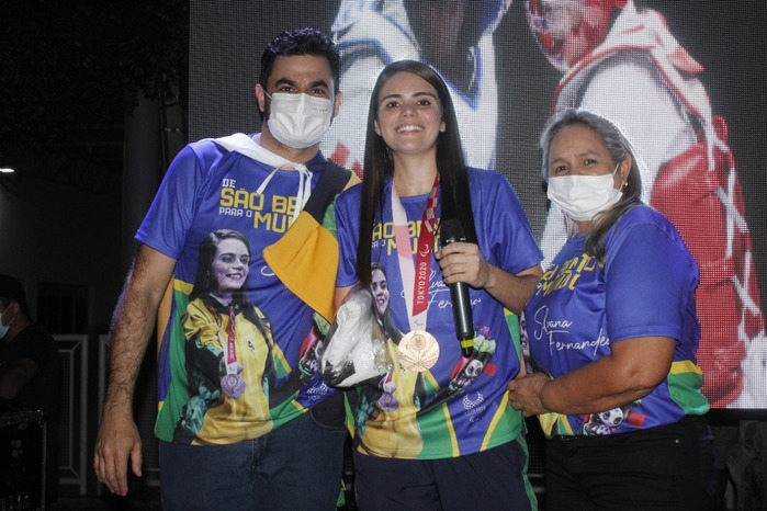 Prefeito Jarques Lúcio recepciona medalhista Silvana Fernandes, no retorno a São Bento, após conquista do Bronze em Tóquio