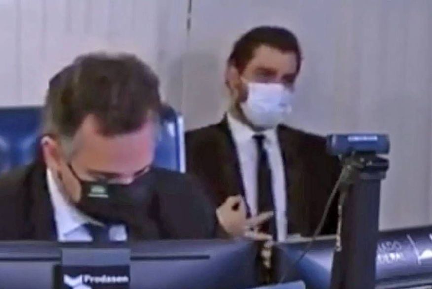 Juiz absolve assessor de Bolsonaro acusado de fazer gesto racista no Senado