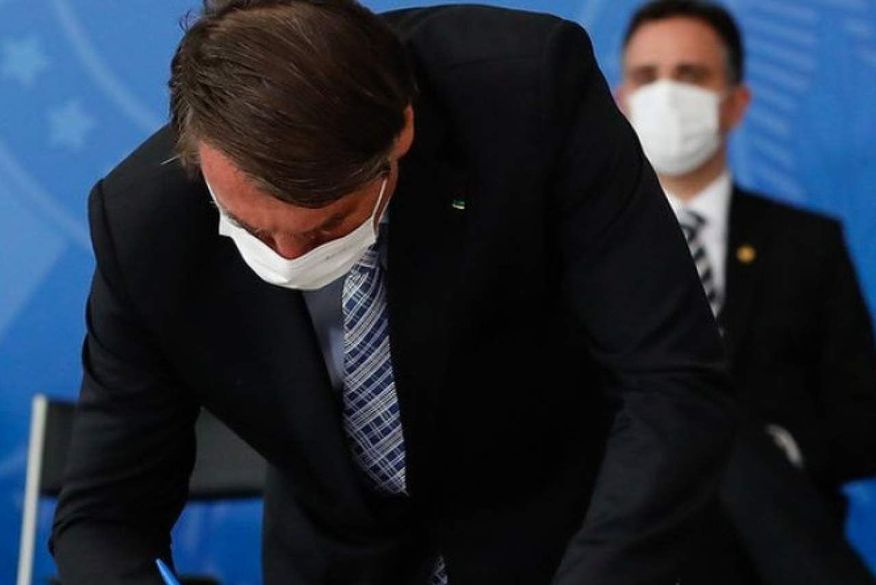 Bolsonaro sanciona projeto que abranda Lei de Improbidade