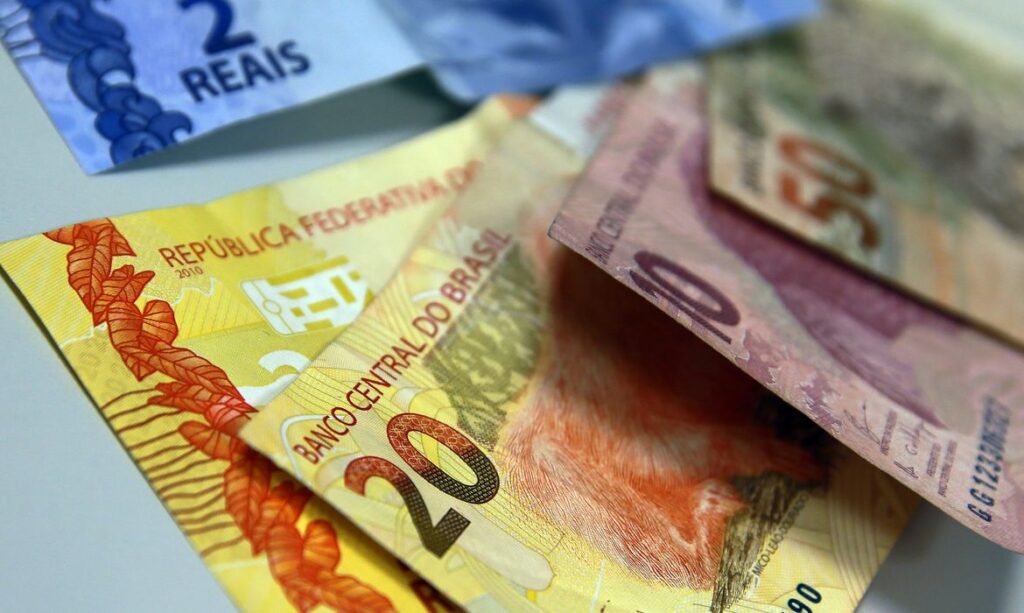 Servidores da PB recebem salários nesta quinta