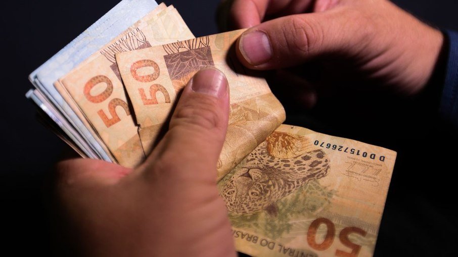 Comissão da Câmara aprova 14º salário para segurados do INSS