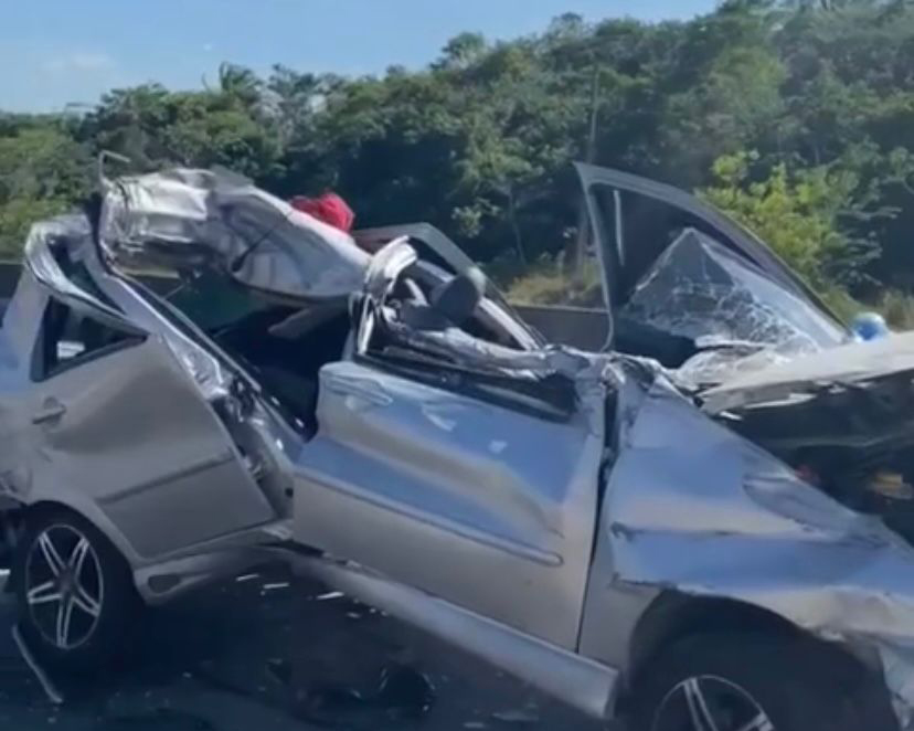 Carro se parte ao meio após colisão com caminhão na divisa da Paraíba com Pernambuco