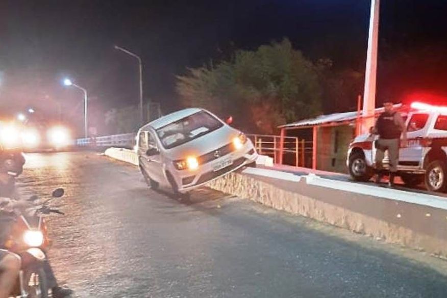 Ex-prefeito perde controle e sobe com carro em mureta na cidade de Patos, na Paraíba