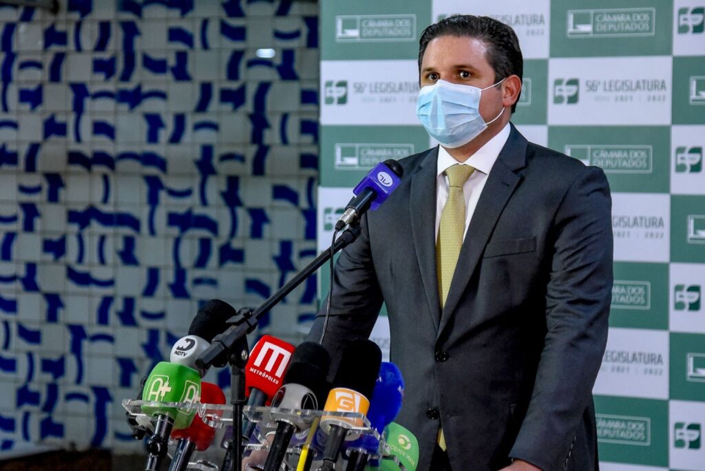 Hugo Motta protocola projeto de Lei que destina até R$ 1.000,00 para estudantes em vulnerabilidade social