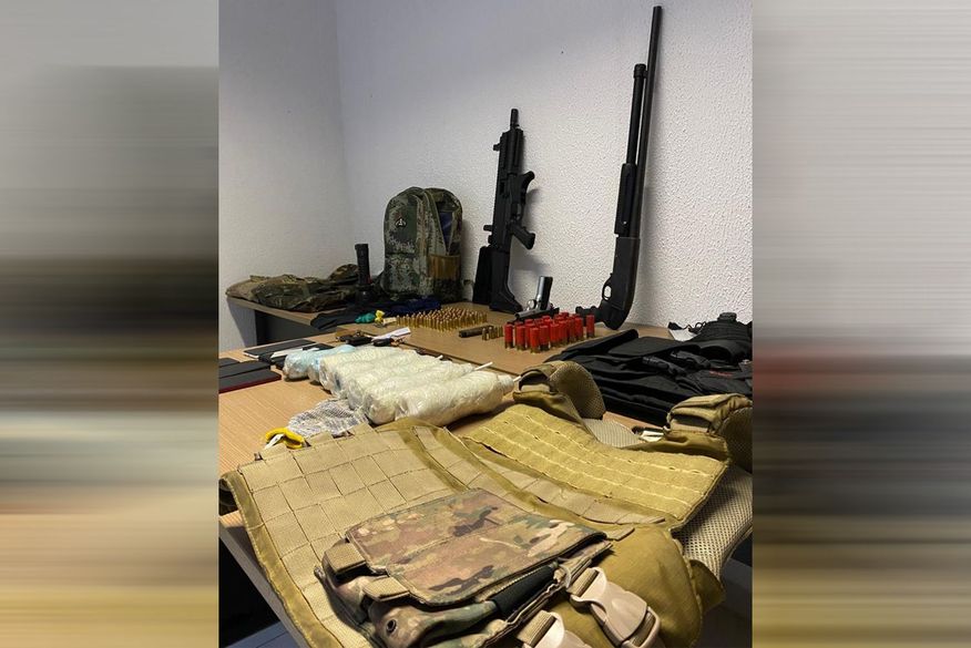 Seis homens são presos na Paraíba com submetralhadora, armas e explosivos suspeitos de integrar quadrilha especializada em estouro de bancos e cofres