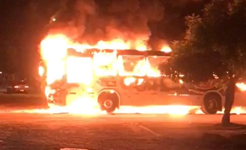 Bandidos ateiam fogo em ônibus no bairro de Mangabeira; vídeo