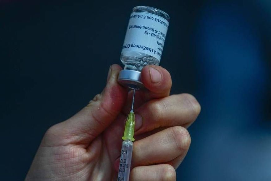 Meia dose de AstraZeneca pode ser usada como reforço, diz pesquisa