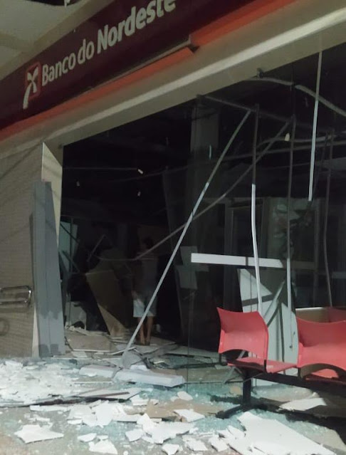 Criminosos invadem cidade, explodem agência bancária e fazem moradores reféns
