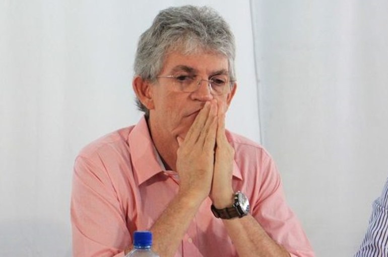 Ricardo Coutinho é visto abandonado por aliados um dia após candidatura barrada