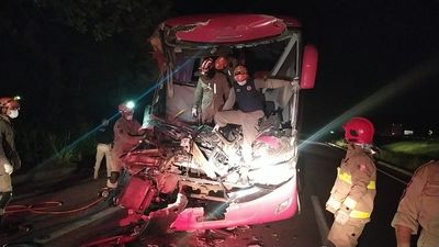 Motoristas morrem após ônibus colidir com carreta carregada de sucata