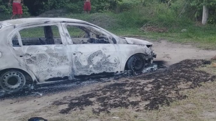 Corpos são encontrados ao lado de carro incendiado