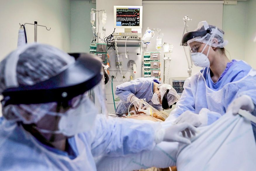 Estados Unidos superam 900 mil mortos por Covid-19 com avanço da ômicron
