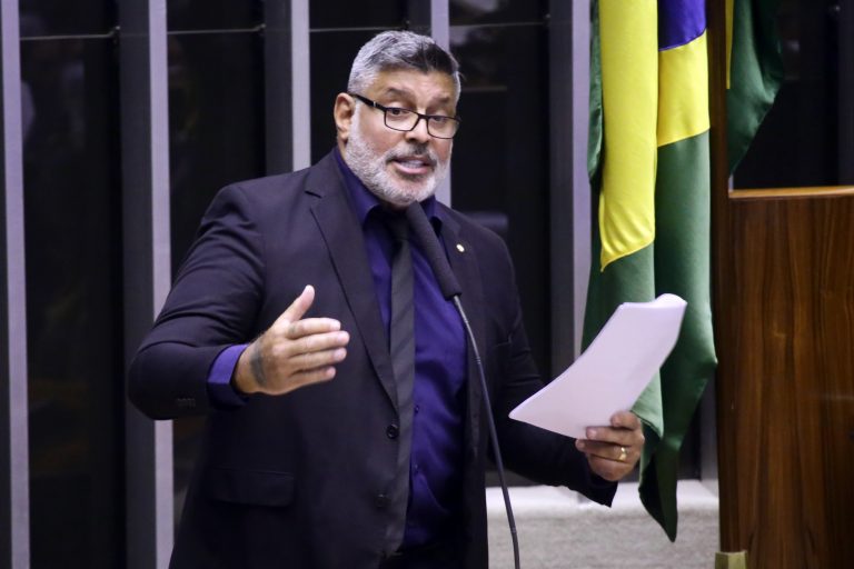 Projeto proíbe banco de reter salário para quitar empréstimo contratado