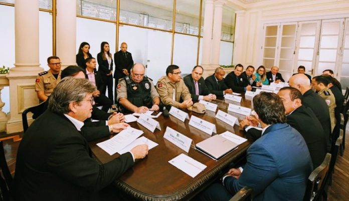 Governador promove e nomeia policiais e bombeiros militares; confira