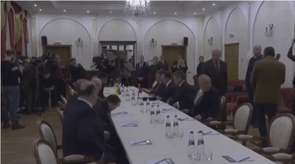 Comitivas de Rússia e Ucrânia negociam pela primeira vez