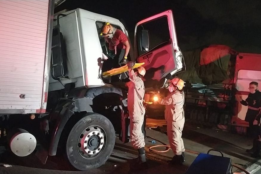 Colisão entre caminhões deixa um ferido em rodovia da Paraíba