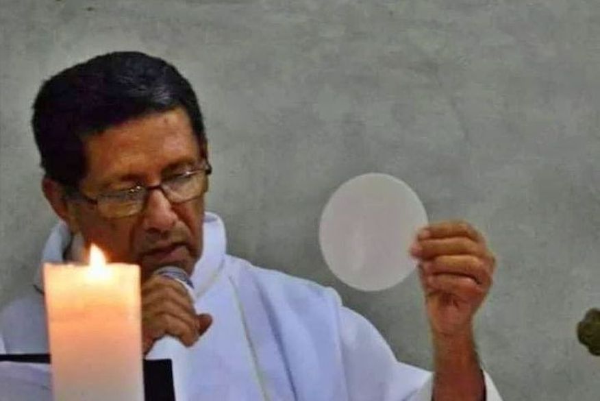 Padre é encontrado morto após tomar veneno dentro da igreja