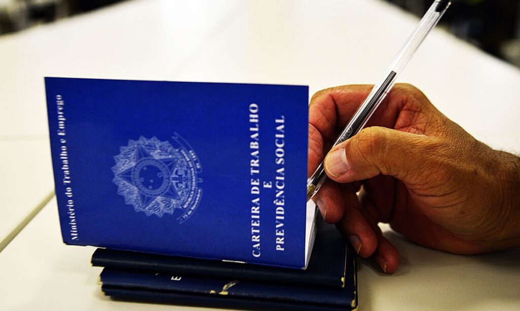 Taxa de desemprego fica em 11,2% em fevereiro
