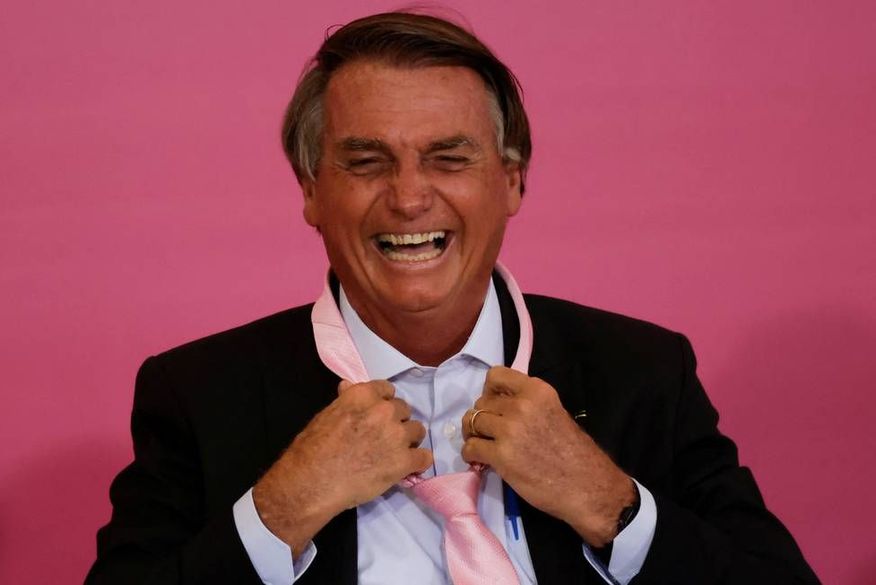Bolsonaro edita decreto para distribuição gratuita de absorventes