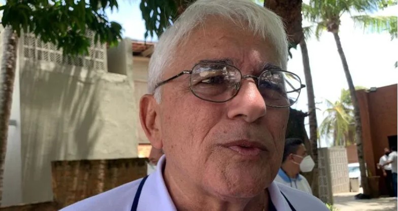Efraim Morais entrega cargo de secretário da Agricultura a João Azevêdo